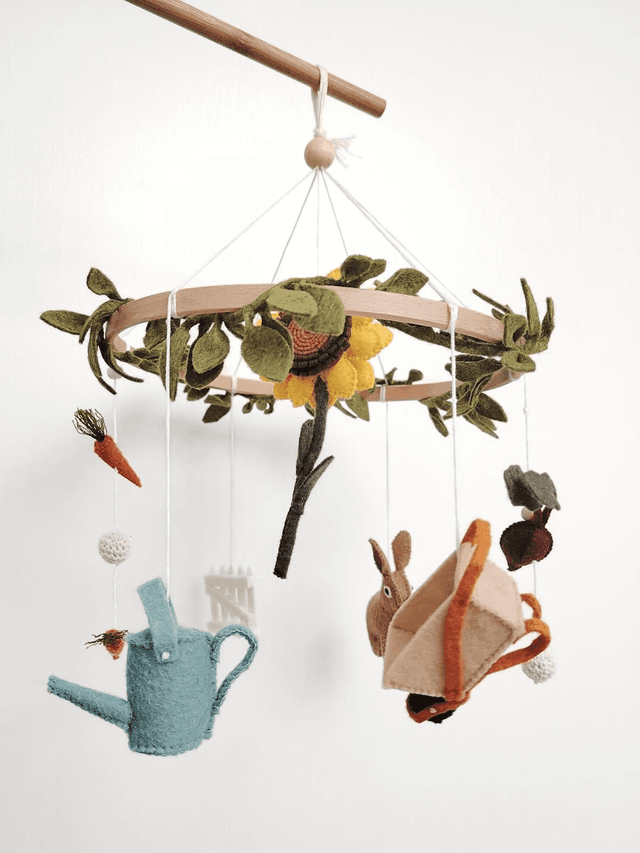 Mobile bébé en Feutrine: Peter rabbit - décoration chambre, cadeau bébé, cadeau naissance, baby shower, mobile non genré, mobile bébé lapin