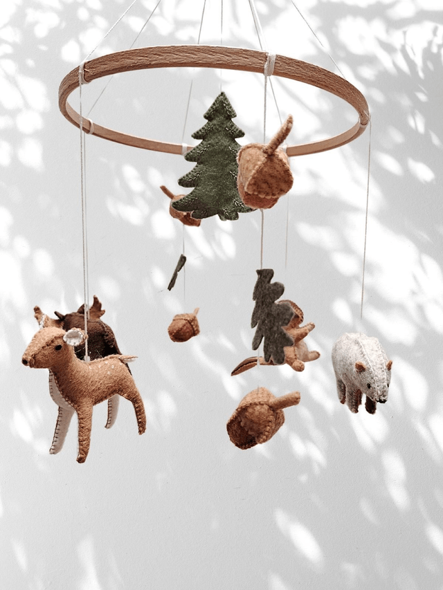 Mobile bébé en Feutrine: Fôret canadienne - décoration chambre, cadeau bébé, cadeau naissance, baby shower, mobile non genré, mobile bébé woodland