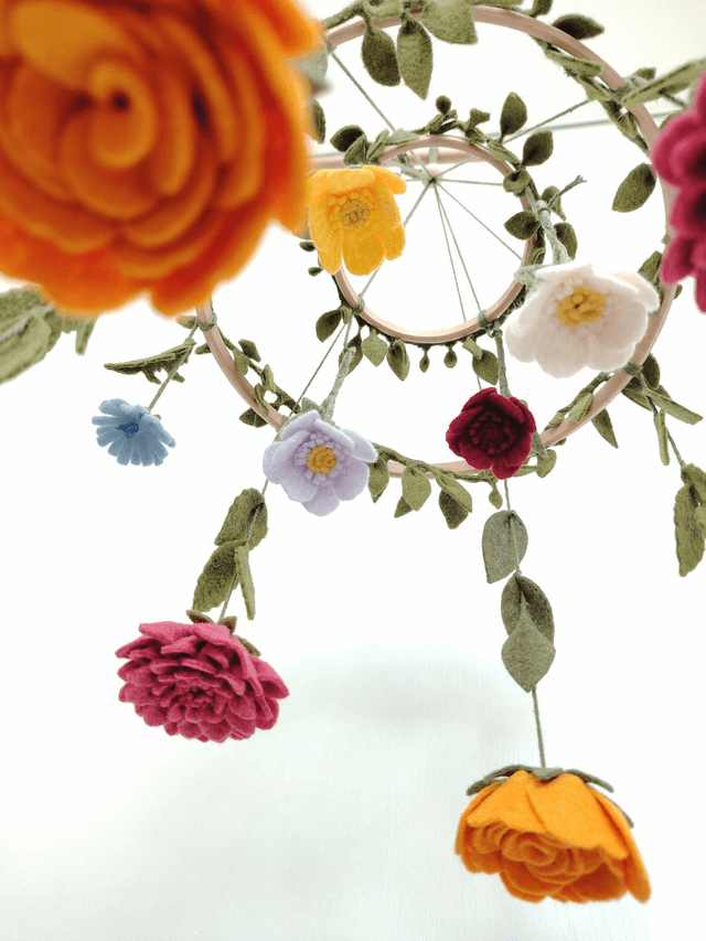 Mobile bébé en Feutrine: Flower power - cadeau bébé, cadeau naissance, baby shower, mobile non genré, mobile bébé fleurs