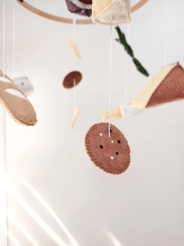 Mobile bébé en Feutrine: Say cheese - décoration chambre, cadeau bébé, cadeau naissance, baby shower, mobile non genré, mobile bébé fromage