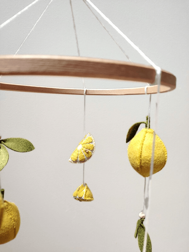 Mobile bébé en Feutrine: Lemon tree - décoration chambre, cadeau bébé, cadeau naissance, baby shower, mobile non genré, mobile citron